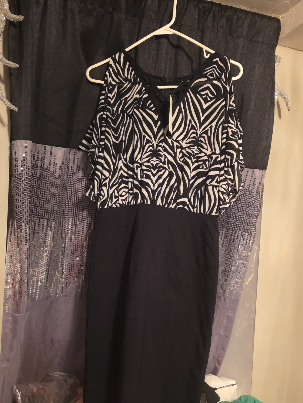 ⭐️Nicole Black and White Zebra-Print Cold-Shoulder Midi Dress